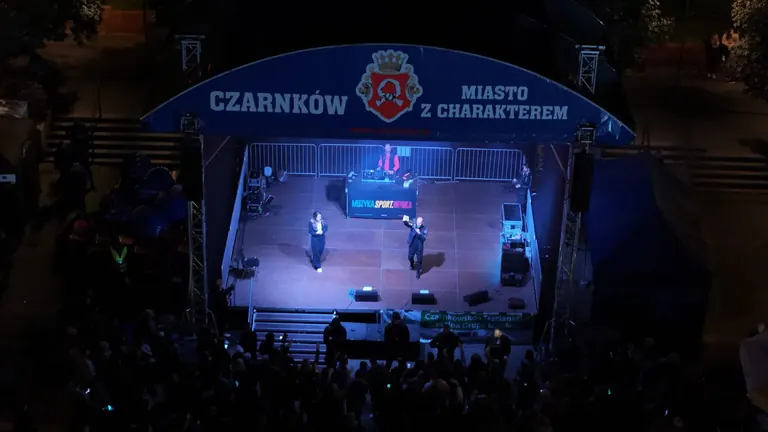 Oświetlona scena i publiczność podczas wydarzenia w Czarnkowie