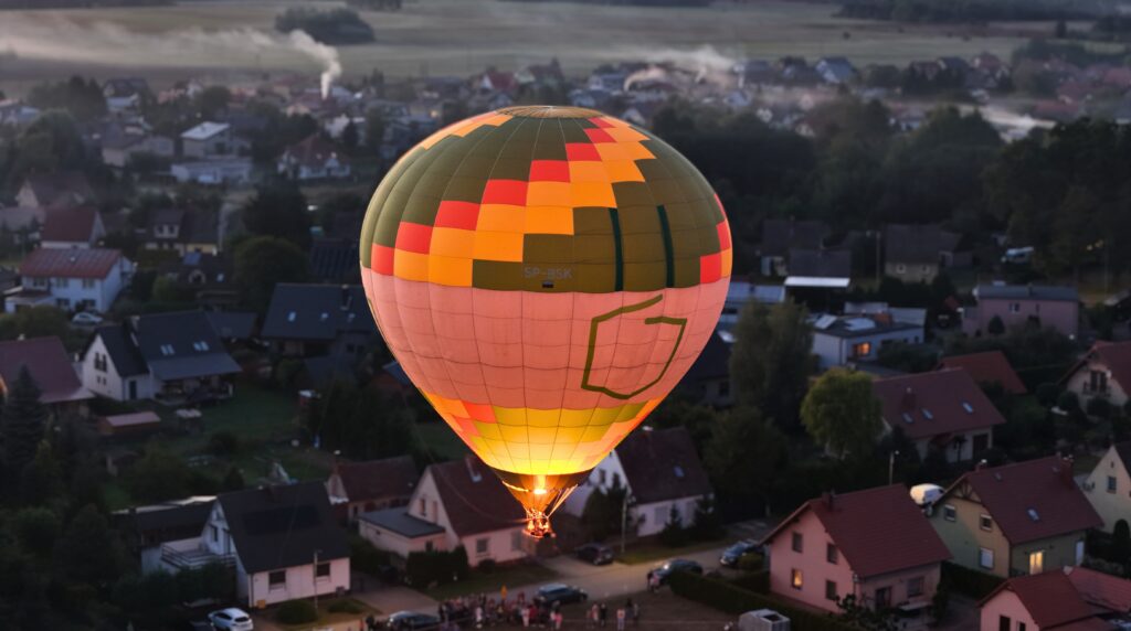Zdjęcie z Drona DJi Air 3 - balon w trakcie lotu Fly4Rotor Zdjęcie z Drona DJi Air 3 - balon w trakcie lotu Fly4Rotor
